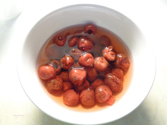 Шарлотка с ревенем, вяленой вишней и пряностями