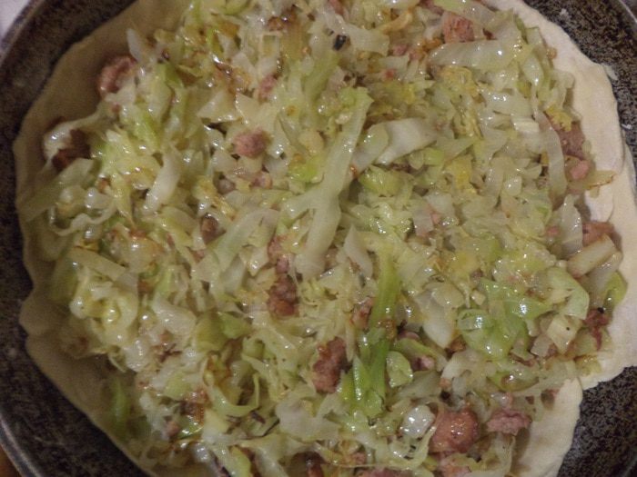 Пирог из слоеного теста с капустной начинкой