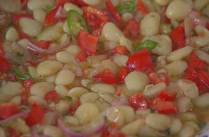 Салат из фасоли с беконом и сливами на гриле