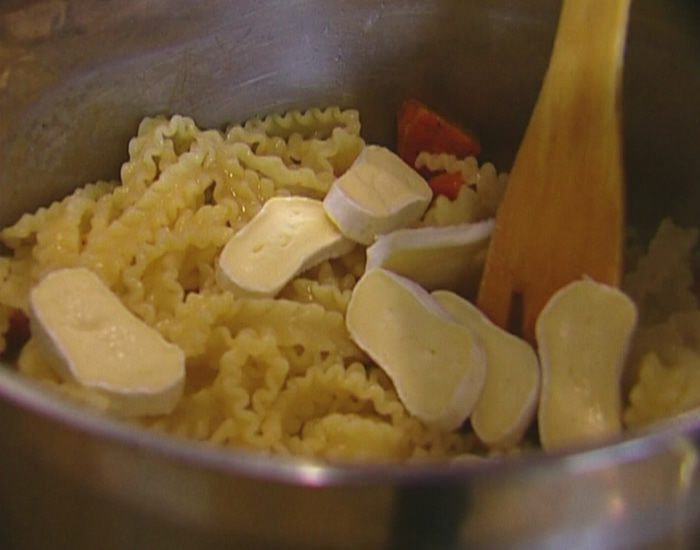 Теплый салат с макаронами, тыквой и руколой