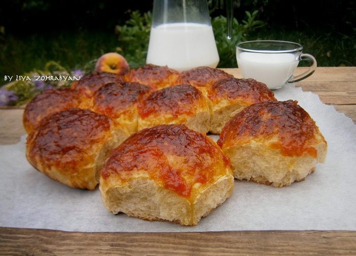 Булочки на фруктовом соке с персиковой глазурью