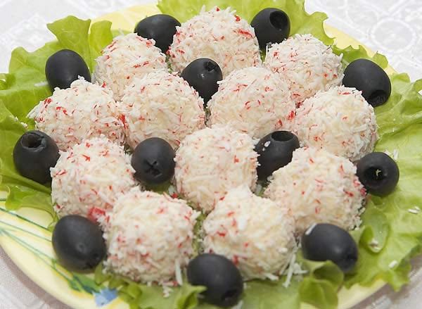 Рафаэлло из оливок,сыра и крабовых палочек