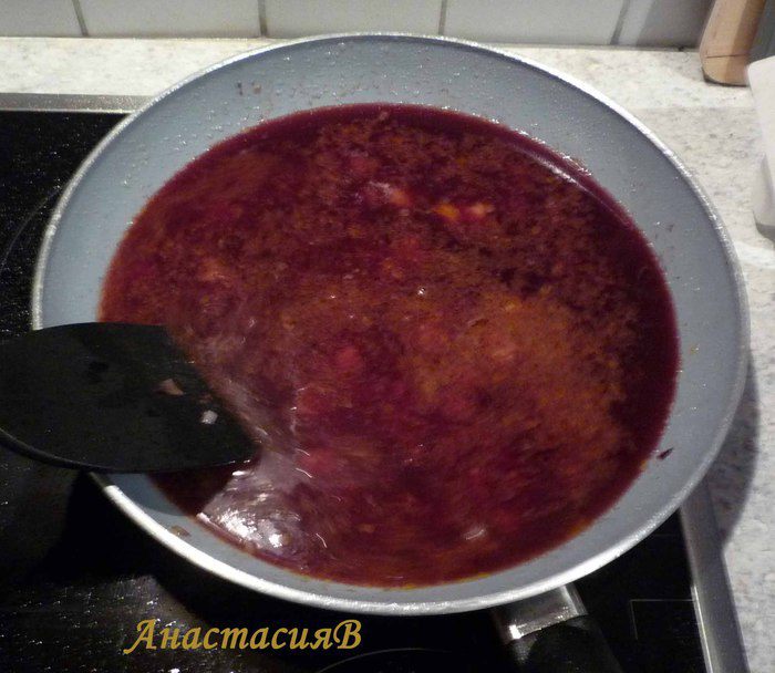 Медальоны из говядины в соусе из Риохи, карамелизированная фасоль и картофельное пюре с трюфелями