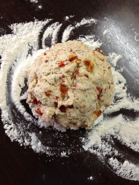 Печенье с вялеными помидорами и базиликом