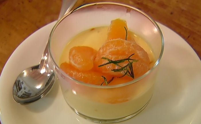 Йогуртовая панна котта с мандариновым соусом