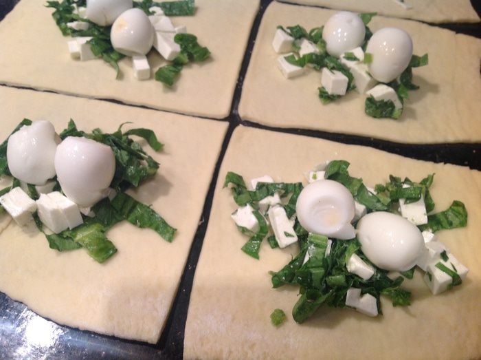 Слойки с щавелем, сыром и яйцом