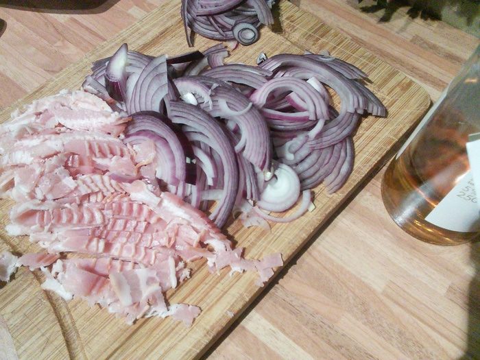 Салат с панированной грушей и ореховой заправкой 