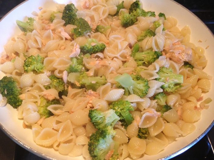 Макароны с лососем и брокколи