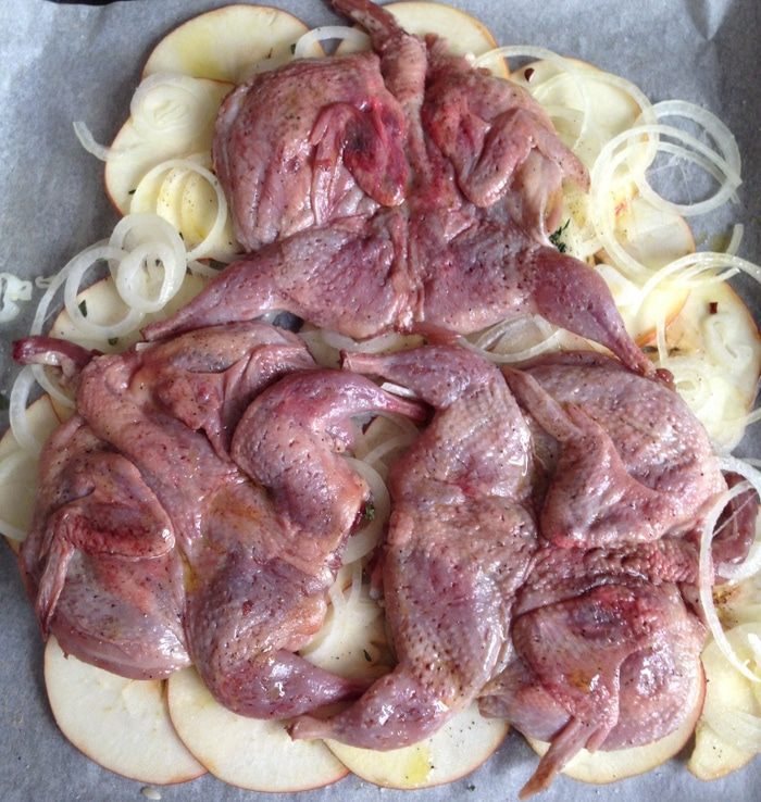 Запеченные перепела на яблочно-луковой подушке