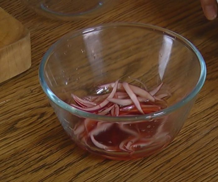 Бутерброд с белой рыбой и соусом из йогурта и каперсов 