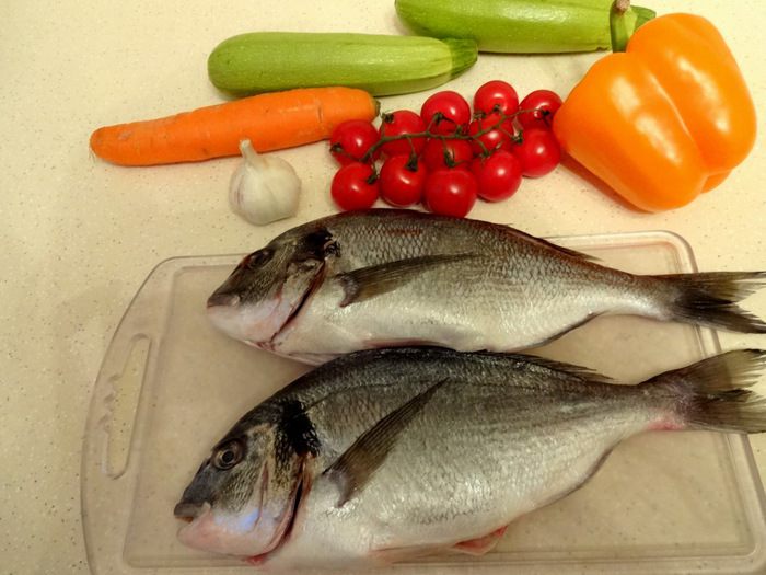 Рыбка на овощной подушке