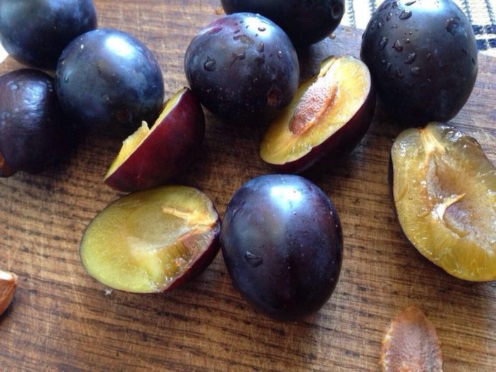 Сливовый пирог с ореховым крокантом