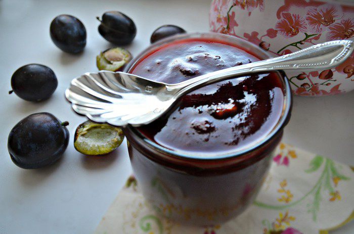 Сливовое варенье с бананом и грецкими орехами