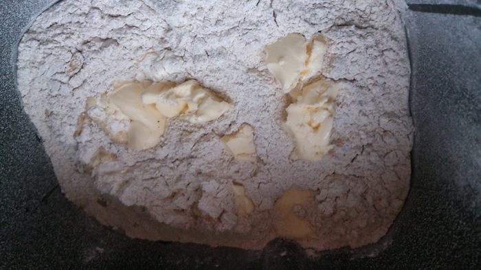 Пицца из ржаной муки с тыквенным соусом и хамоном