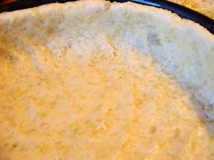 Пирог с курицей, песто, вялеными помидорами и моцареллой