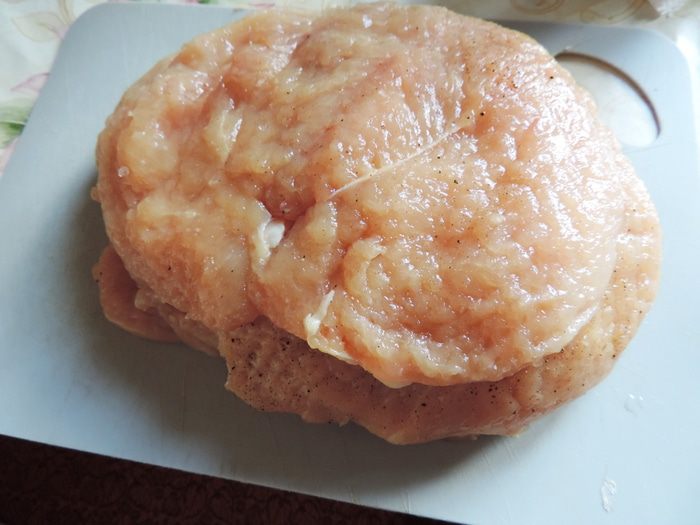 Куриные рулетики со шпинатом под сметанно-томатным соусом