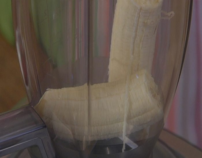 Милк-шейк с бананом и ягодами 