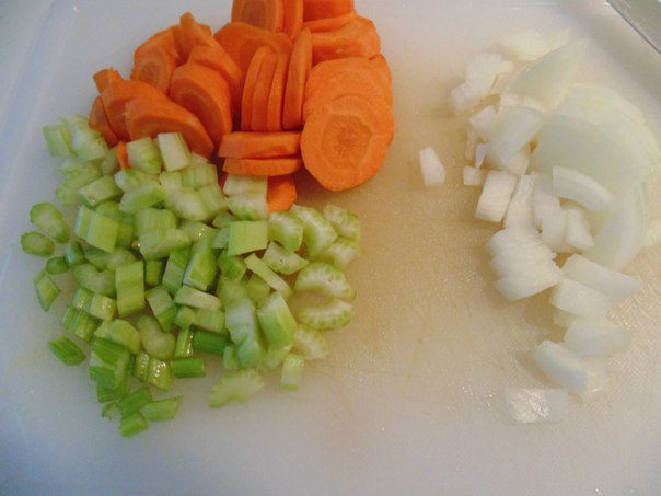 Cуп-пюре с курицей, овощами и пармезановыми гренками