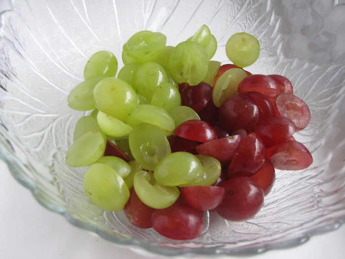 &amp;quot;Круглый&amp;quot; салат из винограда, черри и моцареллы