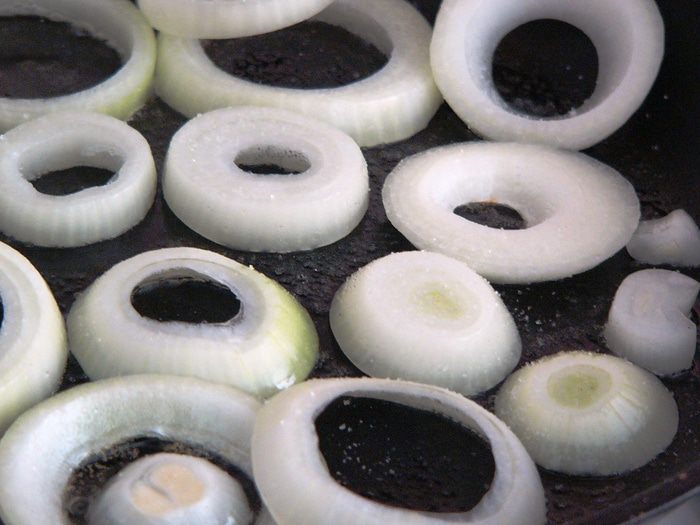 Яичница в луковых кольцах