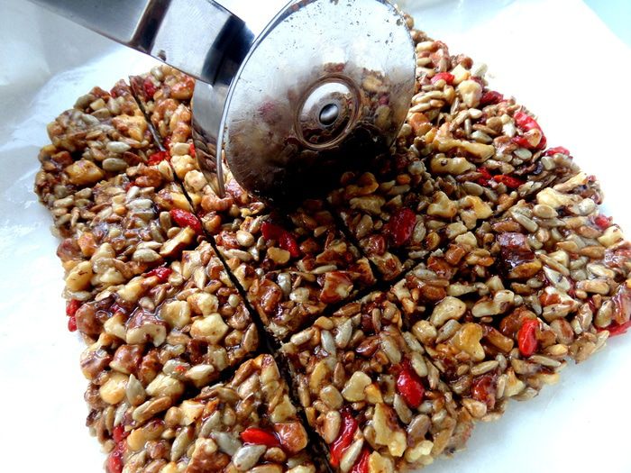 Козинаки из орехов, семечек и ягод годжи