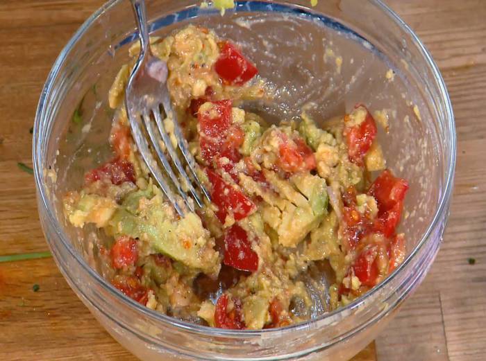 Яйца, запеченные в гренках, с соусом из авокадо 