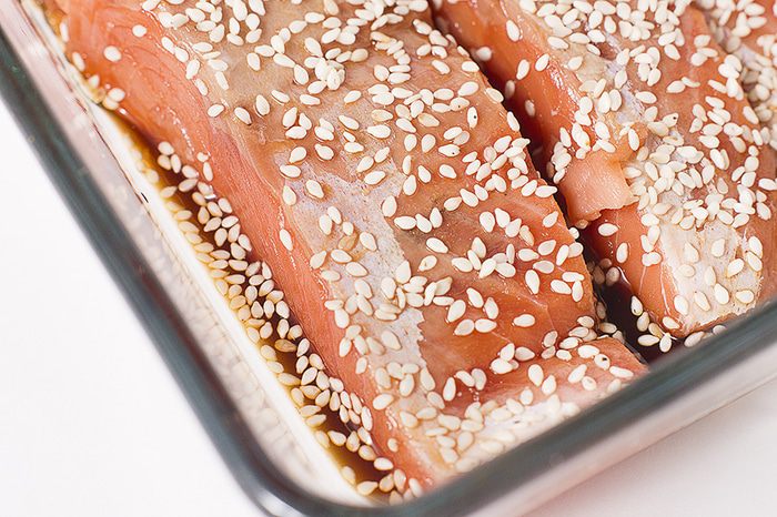 Лосось в соево-медовом соусе с кунжутом