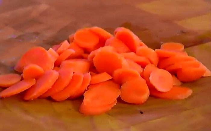 Салат из молодых овощей с соусом из петрушки 