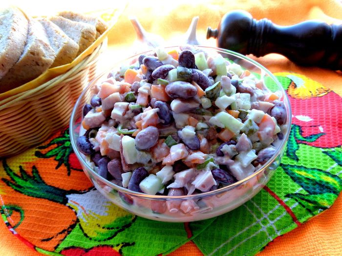 Салат с копченой курицей и фасолью