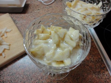 Фруктовый салат с миндальным соусом