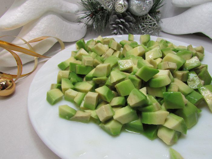 Салат из авокадо и брокколи