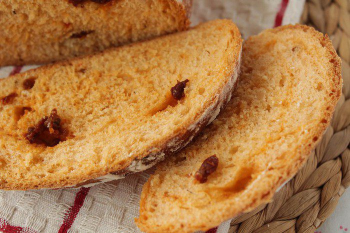 Хлеб с вялеными помидорами