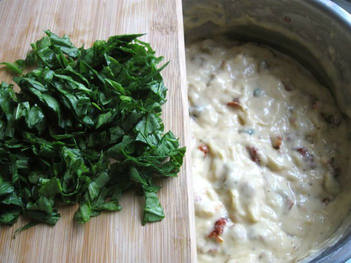 Кекс закусочный с вялеными помидорами, оливками и шпинатом