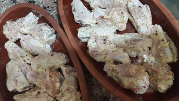 Куриные крылышки, запеченные в глиняных тарелках