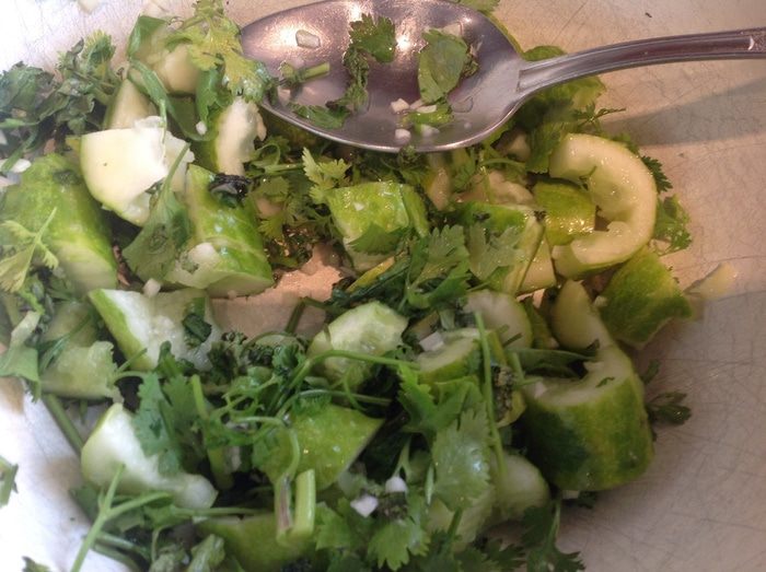 Салат из битых огурцов