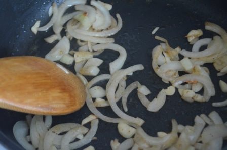 Черная паста со сливочной форелью