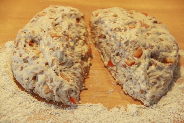 Хлеб с полбой и цукатами