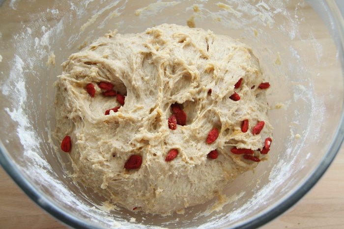 Плетеный хлеб с ягодами годжи