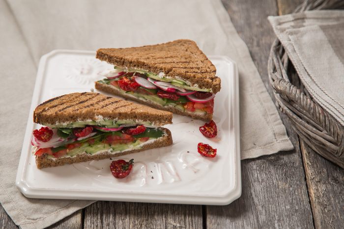 Сэндвич с овощами и сливочным сыром