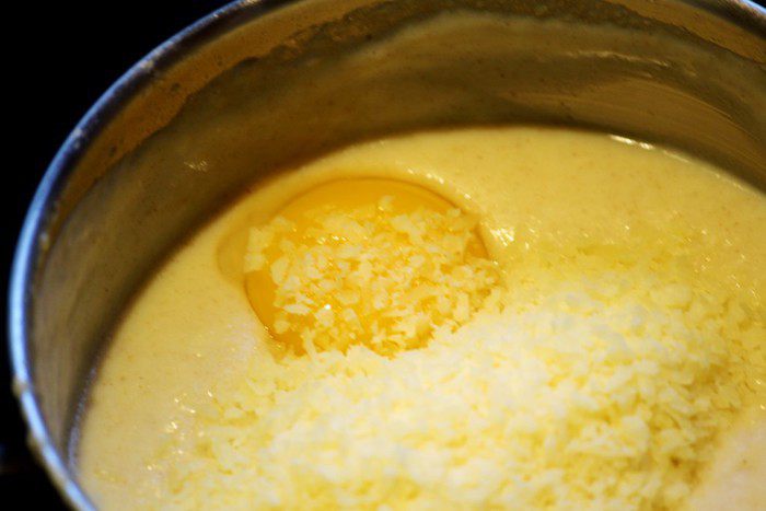 Черная паста с грибами и соусом бешамель