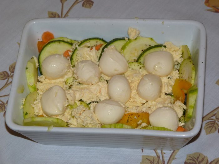 Запеченная в кармашках форель с вином и овощами