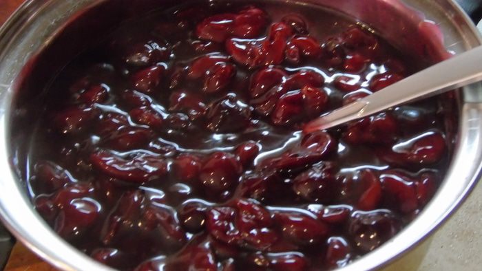 Сметанный тарт с вишней и вином