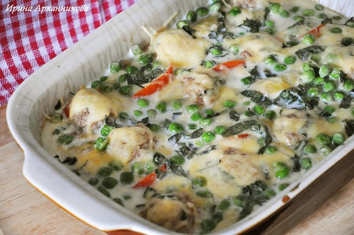 Овощная запеканка с мясными шариками, чесноком и базиликом