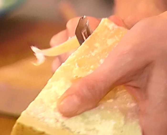 Зеленый салат с жареными грибами и кедровыми орешками