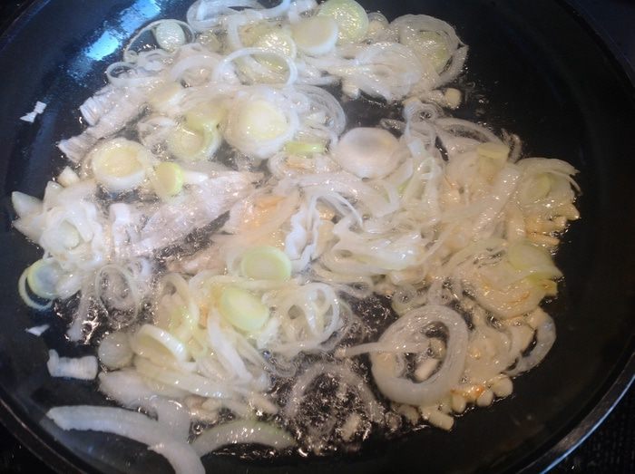 Пирог со свининой, щавелем и сыром