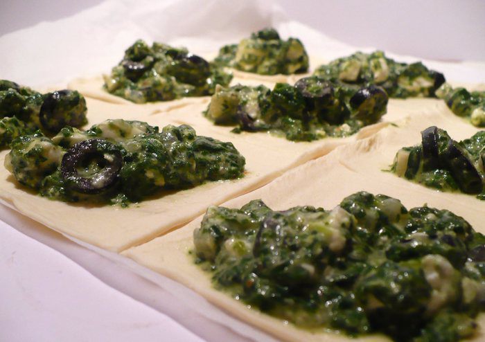 Закусочные слойки с фетой и шпинатом