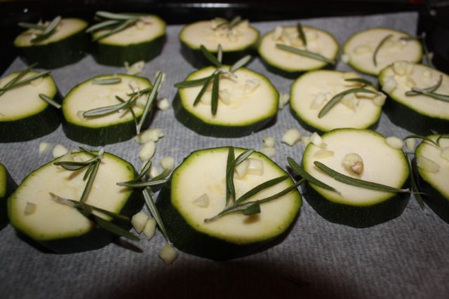 Запеченная в фольге каракатица с кабачками