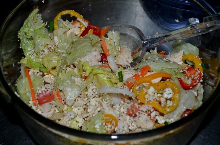 Куриный салат с сыром Фета и овощами