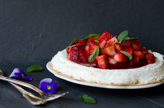 Торт &amp;quot;Павлова&amp;quot; с клубникой и мятой