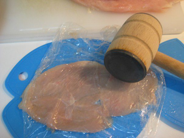 Куриные рулетики в беконе со сливовым соусом